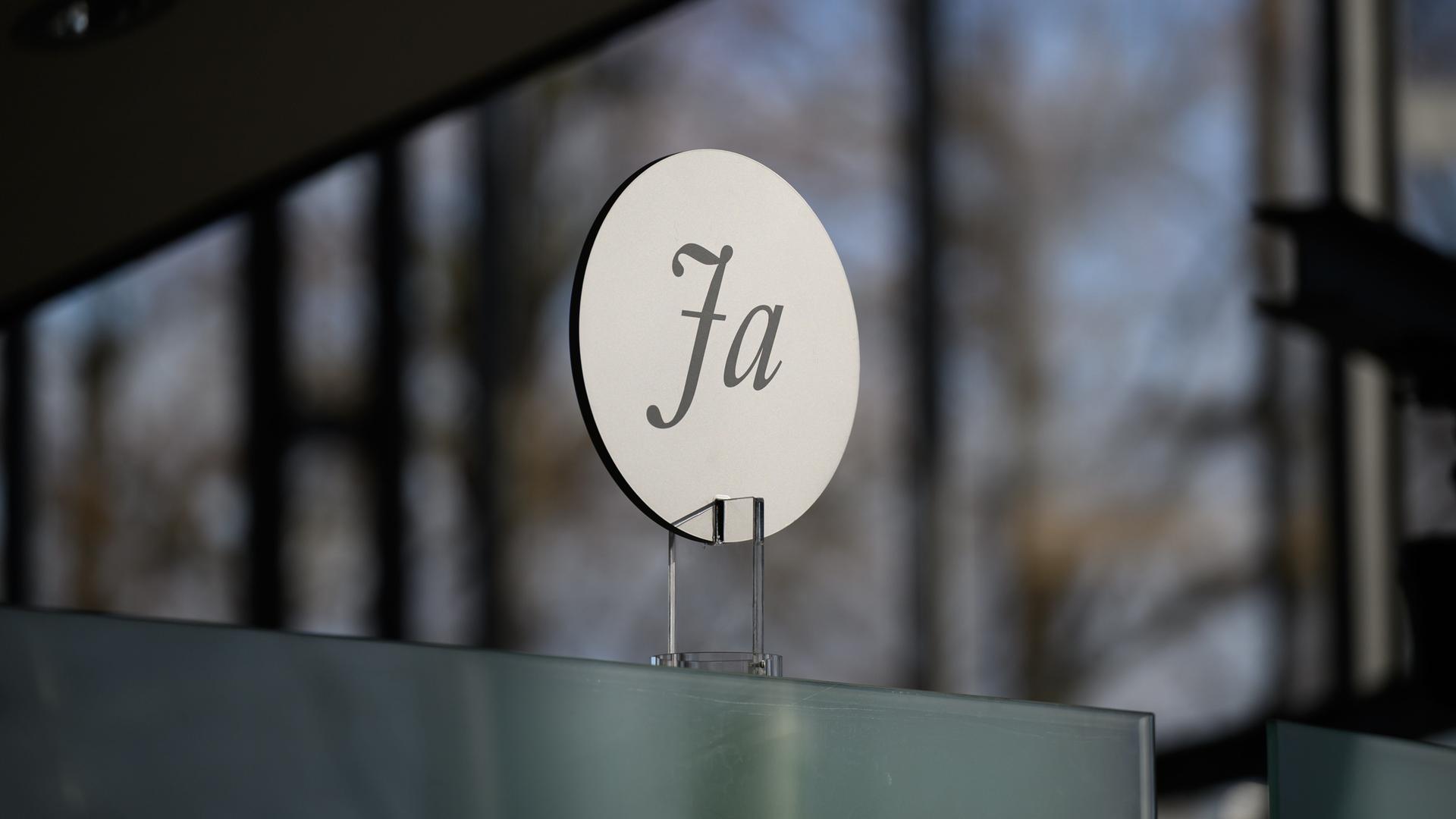 Ein Schild mit der Aufschrift "Ja" ist an einer Tür zum Plenarsaal im Sächsischen Landtag angebracht. Das Schild dient beim sogenannten Hammelsprung als Orientierung beim Auszählen. Ein Schild mit der Aufschrift "Ja" ist an einer Tür zum Plenarsaal im Sächsischen Landtag angebracht. Das Schild dient beim sogenannten Hammelsprung als Orientierung beim Auszählen.
