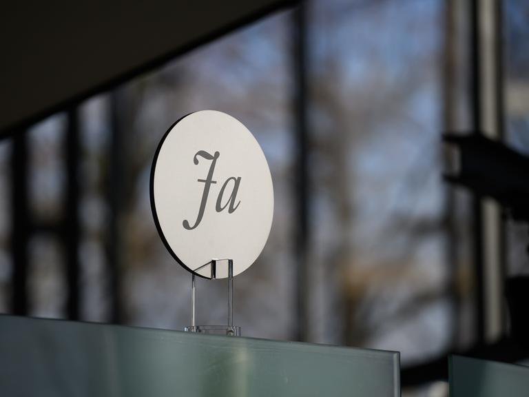Ein Schild mit der Aufschrift "Ja" ist an einer Tür zum Plenarsaal im Sächsischen Landtag angebracht. Das Schild dient beim sogenannten Hammelsprung als Orientierung beim Auszählen.