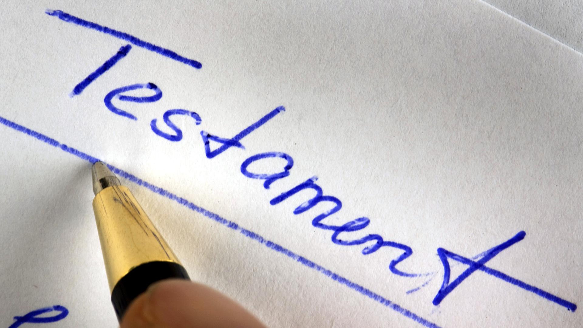 Auf ein Blatt wurde Testament geschrieben, die Mine des Kugelschreibers sind zu erkennen. 