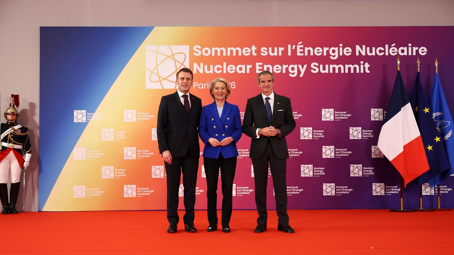 Der französische Präsident Macron (links), und Generaldirektor der Internationalen Atomenergie-Organisation, Grossi, begrüßen die Präsidentin der Europäischen Kommission, Ursula von der Leyen (Mitte), beim IAEA-Gipfeltreffen zur Kernenergie in Paris.