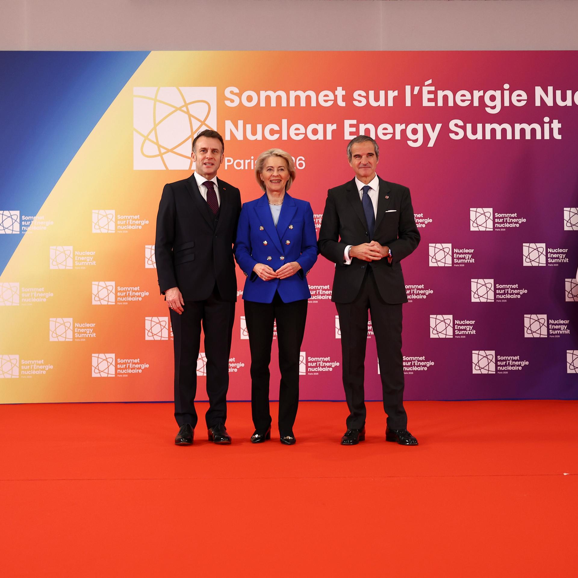 Der französische Präsident Macron (links), und Generaldirektor der Internationalen Atomenergie-Organisation, Grossi, begrüßen die Präsidentin der Europäischen Kommission, Ursula von der Leyen (Mitte), beim IAEA-Gipfeltreffen zur Kernenergie in Paris.