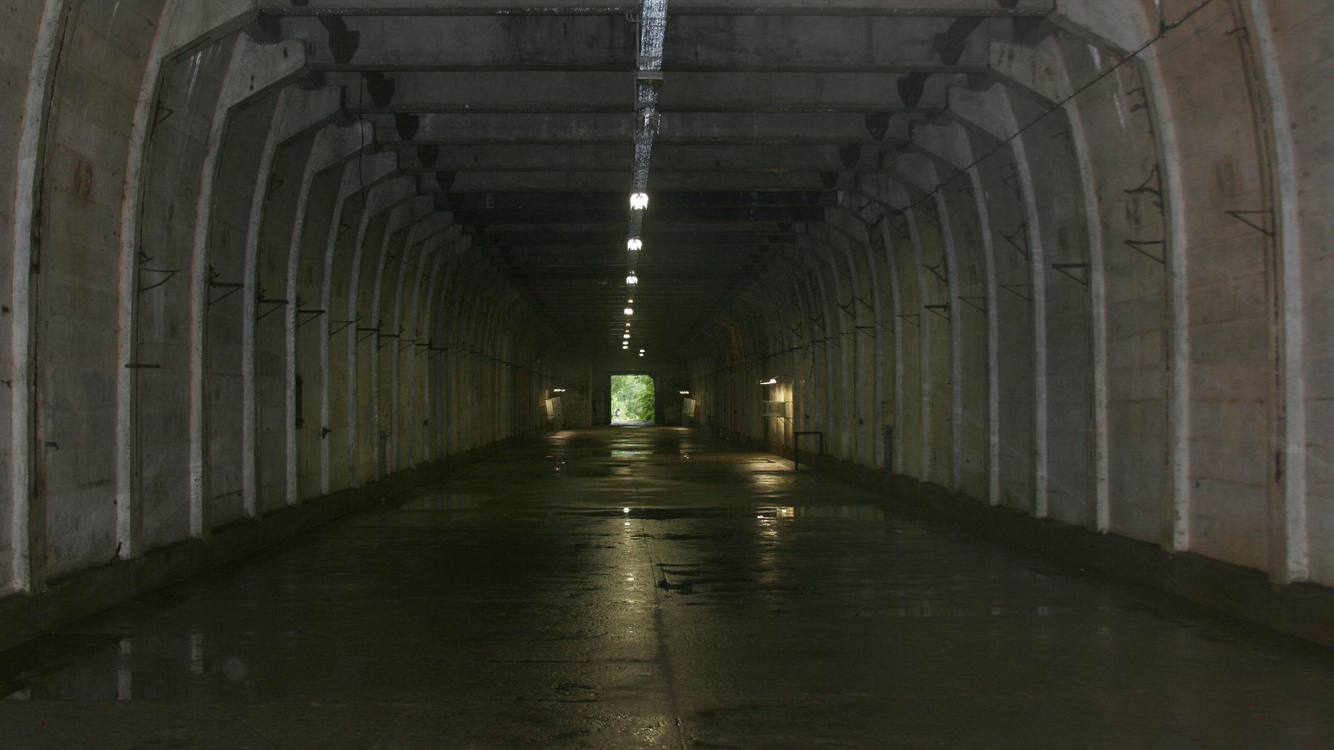 Ein großer leerer Stollen aus Beton im ehemaligen Konzentrationslager Ebensee in Österreich Ein großer leerer Stollen aus Beton im ehemaligen Konzentrationslager Ebensee in Österreich