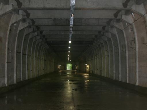 Ein großer leerer Stollen aus Beton im ehemaligen Konzentrationslager Ebensee in Österreich