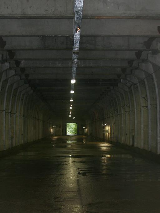 Ein großer leerer Stollen aus Beton im ehemaligen Konzentrationslager Ebensee in Österreich