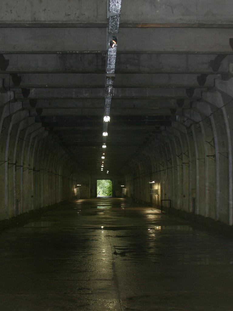 Ein großer leerer Stollen aus Beton im ehemaligen Konzentrationslager Ebensee in Österreich