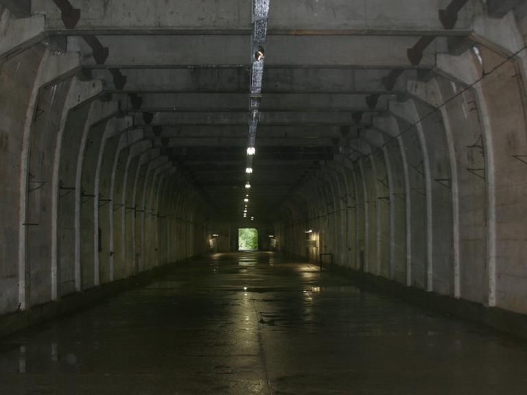 Ein großer leerer Stollen aus Beton im ehemaligen Konzentrationslager Ebensee in Österreich