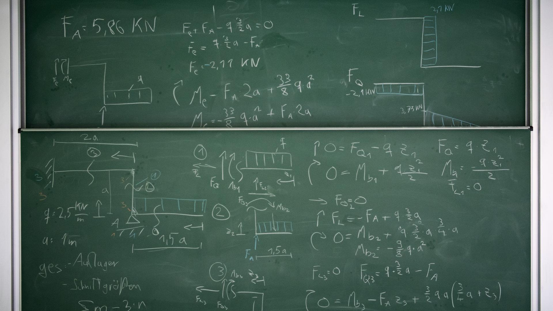 Eine mathematische Berechnung steht mit Kreide geschrieben an einer Tafel. Eine mathematische Berechnung steht mit Kreide geschrieben an einer Tafel.