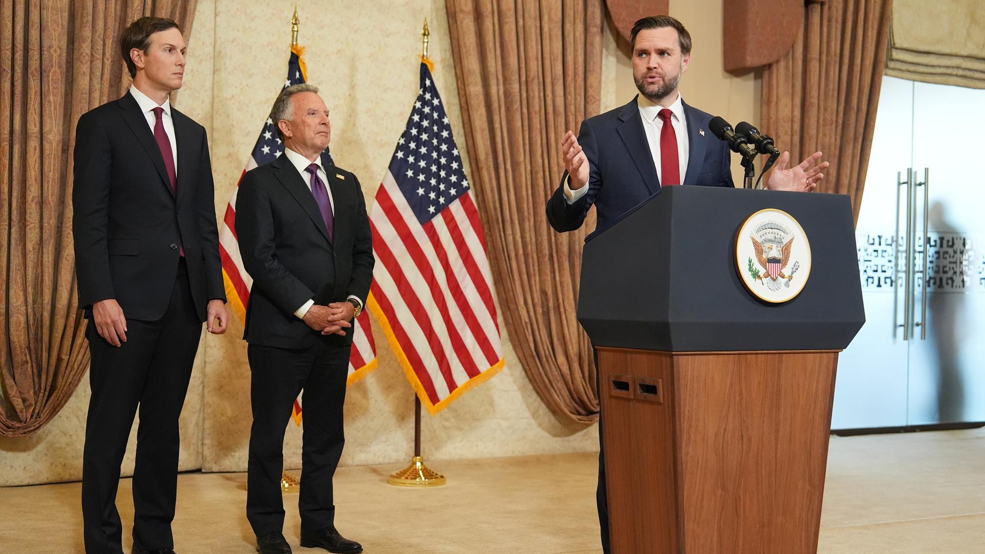 US-Vizepräsident JD Vance spricht auf einer Pressekonferenz nach einem Treffen mit Vertretern aus Pakistan und dem Iran. 