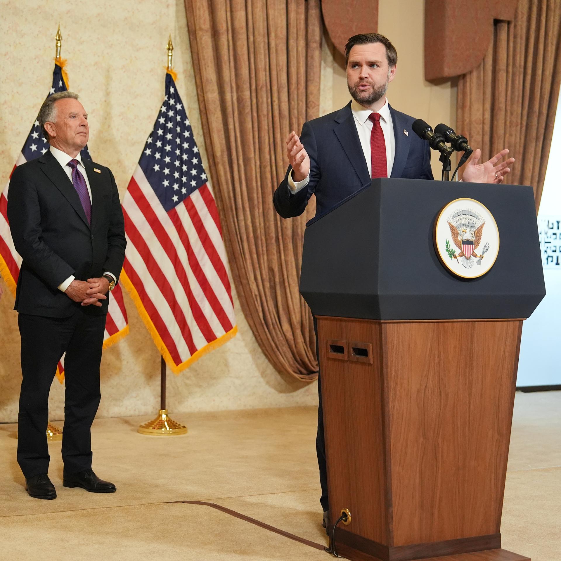 US-Vizepräsident JD Vance spricht auf einer Pressekonferenz nach einem Treffen mit Vertretern aus Pakistan und dem Iran. 