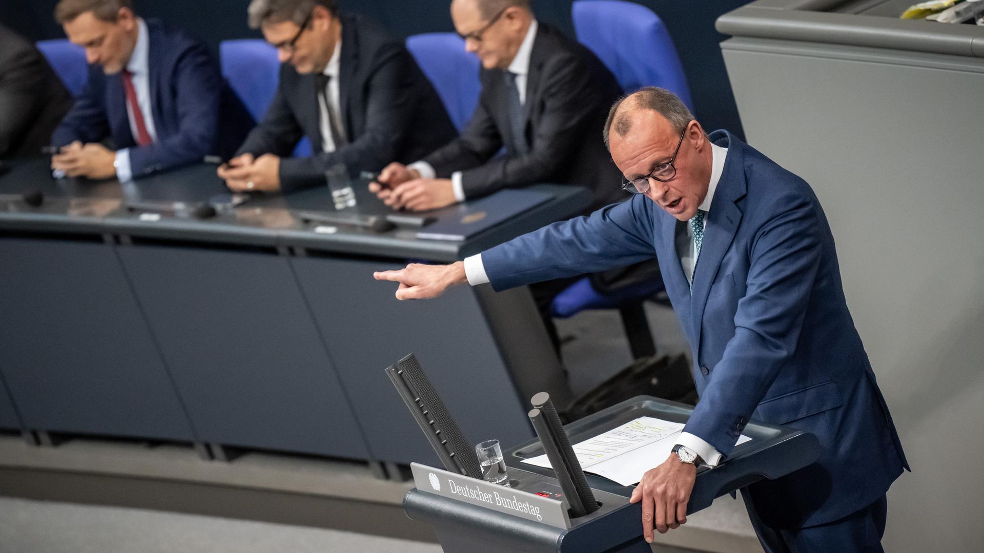 Friedrich Merz, CDU Bundesvorsitzender und Fraktionschef von CDU/CSU spricht bei der Sitzung des Bundestags. Friedrich Merz, CDU Bundesvorsitzender und Fraktionschef von CDU/CSU spricht bei der Sitzung des Bundestags.
