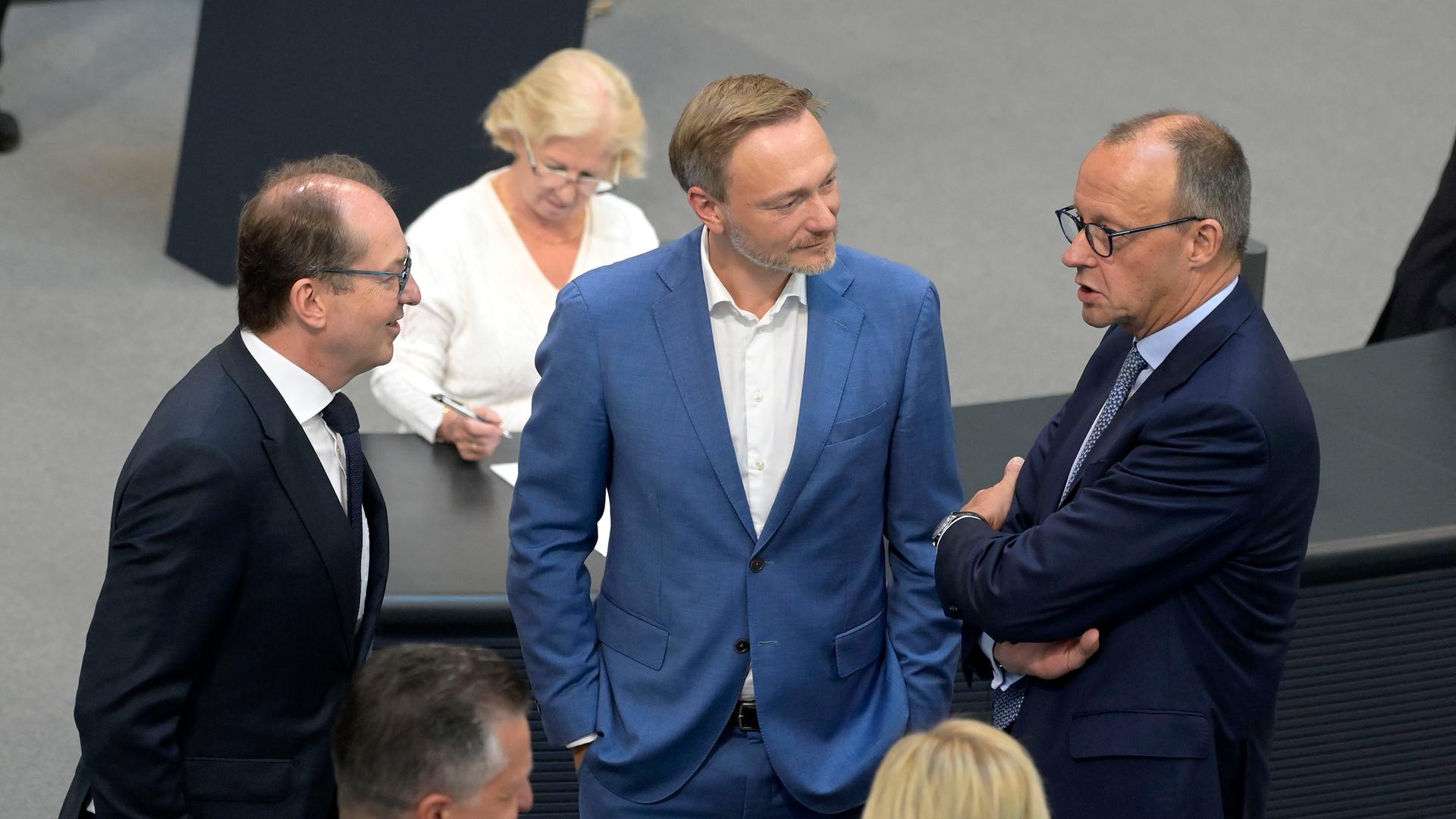 Alexander Dobrindt, Christian Lindner und Friedrich Merz (v.l.n.r.) stehen bei einer Sitzung im Bundestag zusammen.