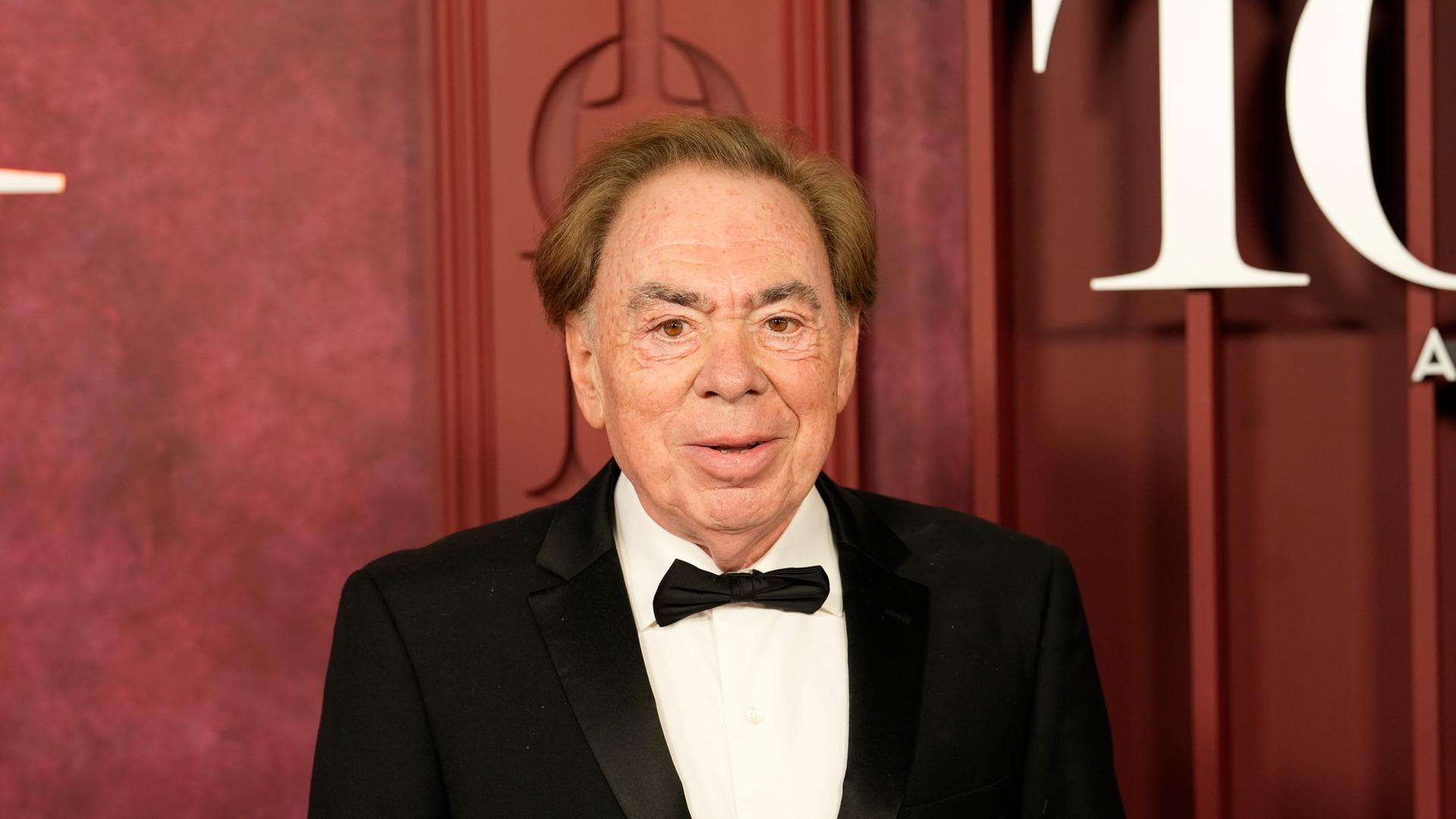 Andrew Lloyd Weber in Anzug und mit Fliege bei den Tony Awards im Jahr 2025.