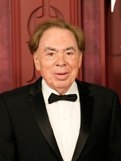 Andrew Lloyd Weber in Anzug und mit Fliege bei den Tony Awards im Jahr 2025.