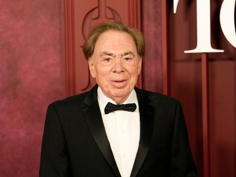 Andrew Lloyd Weber in Anzug und mit Fliege bei den Tony Awards im Jahr 2025.
