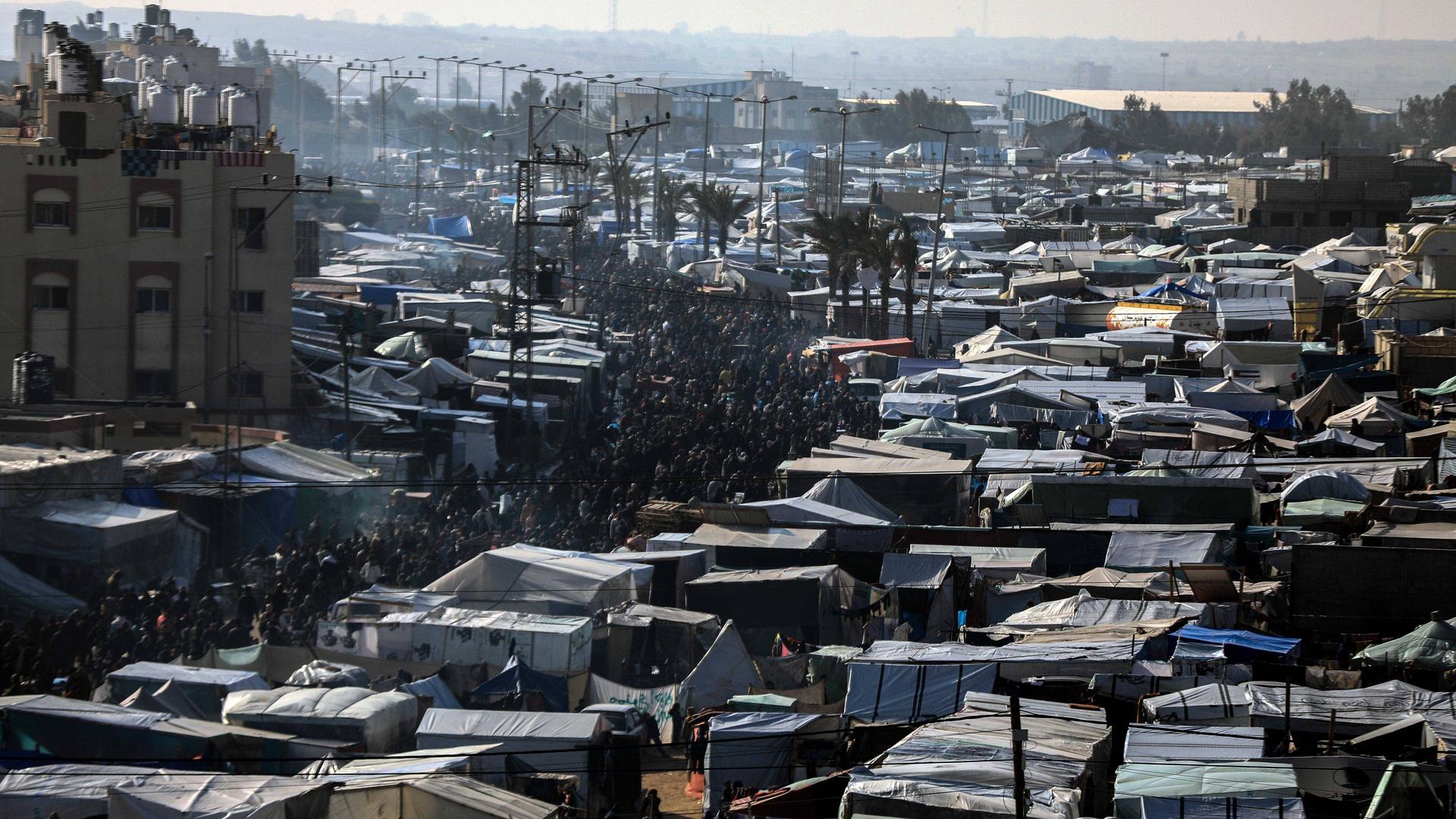 Zahlreiche Zelte für Flüchtlingslager stehen in Rafah nebeneinander.