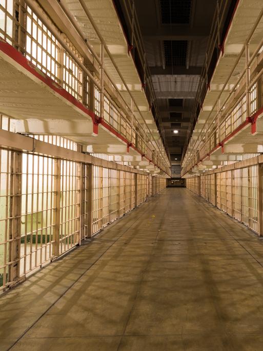 Leerer Gefängsnisflur mit Zellen auf der rechten und linken Seite im ehemaligen Hochsicherheitsgefängis von Alcatraz im US-Staat Kalifornien.