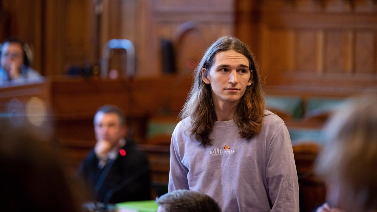 Maja T. kommt in den Gerichtssaal in Budapest am 20.6.2025. Das Stadtgericht in Budapest entscheidet, ob die deutsche non-binäre Person Maja T. aus der Haft entlassen und in Hausarrest überstellt wird. 