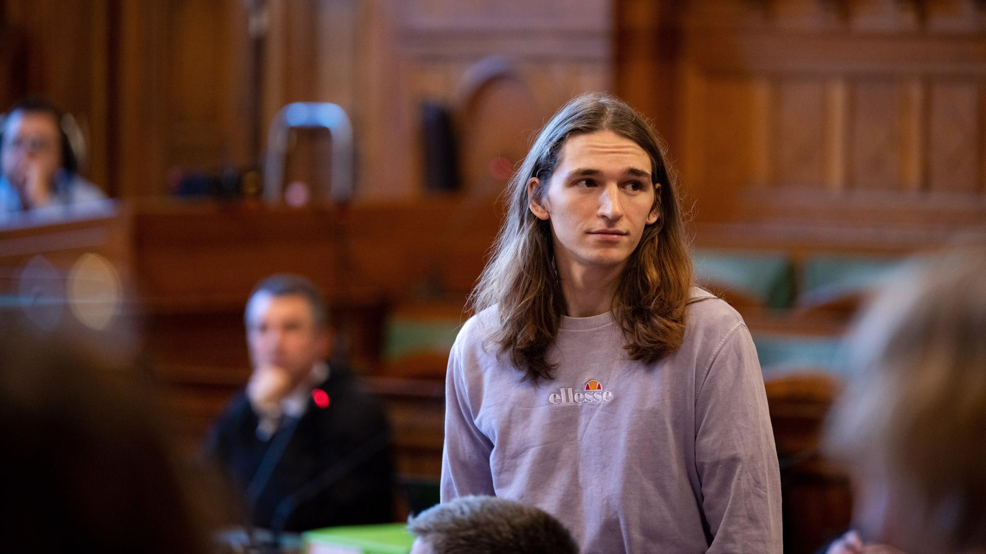 Maja T. kommt in den Gerichtssaal in Budapest am 20.6.2025. Das Stadtgericht in Budapest entscheidet, ob die deutsche non-binäre Person Maja T. aus der Haft entlassen und in Hausarrest überstellt wird. 