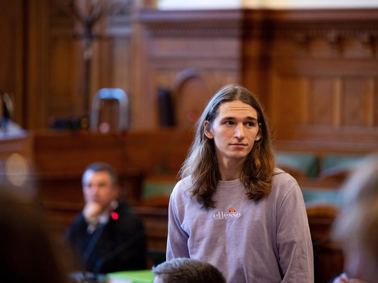 Maja T. kommt in den Gerichtssaal in Budapest am 20.6.2025. Das Stadtgericht in Budapest entscheidet, ob die deutsche non-binäre Person Maja T. aus der Haft entlassen und in Hausarrest überstellt wird. 