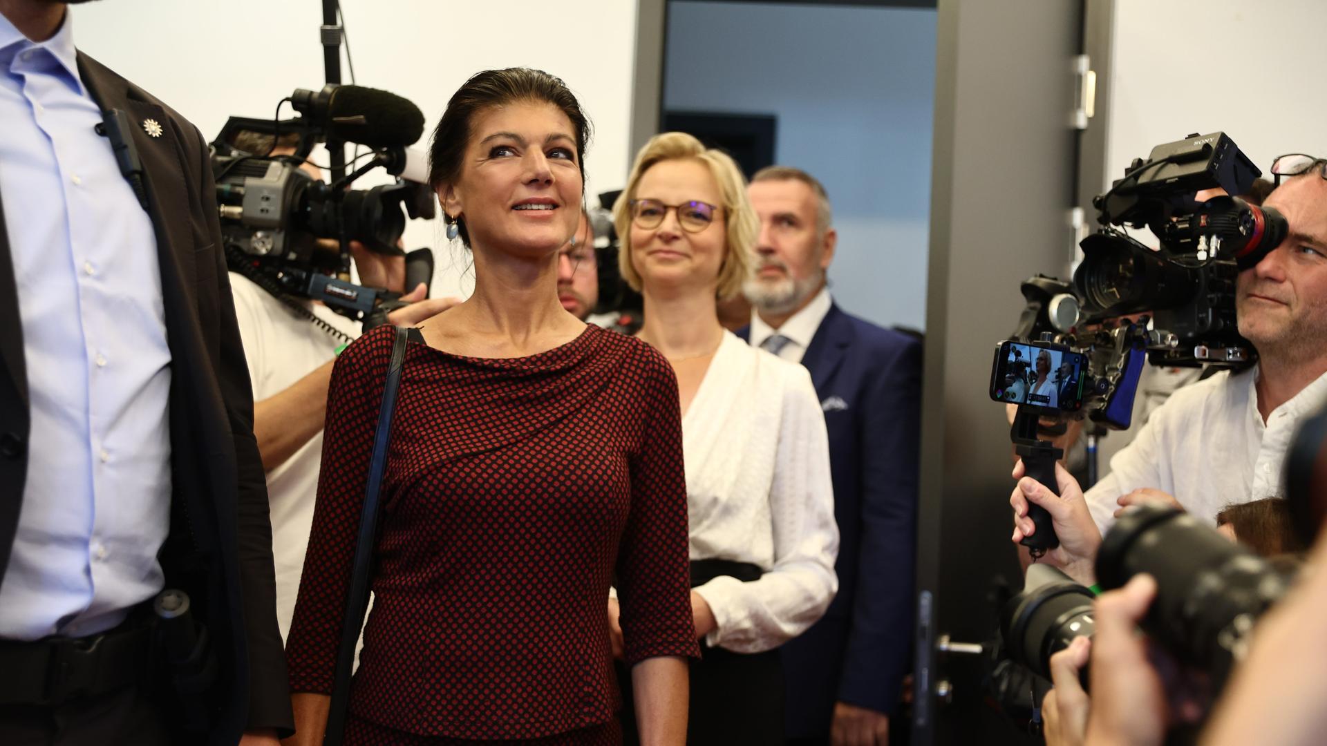 Am Wahltag in Thüringen kommen Sahra Wagenknecht, Katja Wolf und Steffen Schütz gemeinsam in einen Raum, in dem Kameraleute warten. Wagenknecht betritt den Raum zuerst, dahinter folgen Katja Wolf und Steffen Schütz.