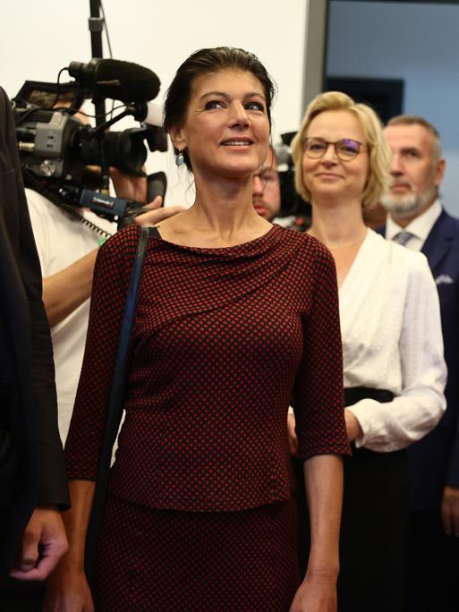 Am Wahltag in Thüringen kommen Sahra Wagenknecht, Katja Wolf und Steffen Schütz gemeinsam in einen Raum, in dem Kameraleute warten. Wagenknecht betritt den Raum zuerst, dahinter folgen Katja Wolf und Steffen Schütz.