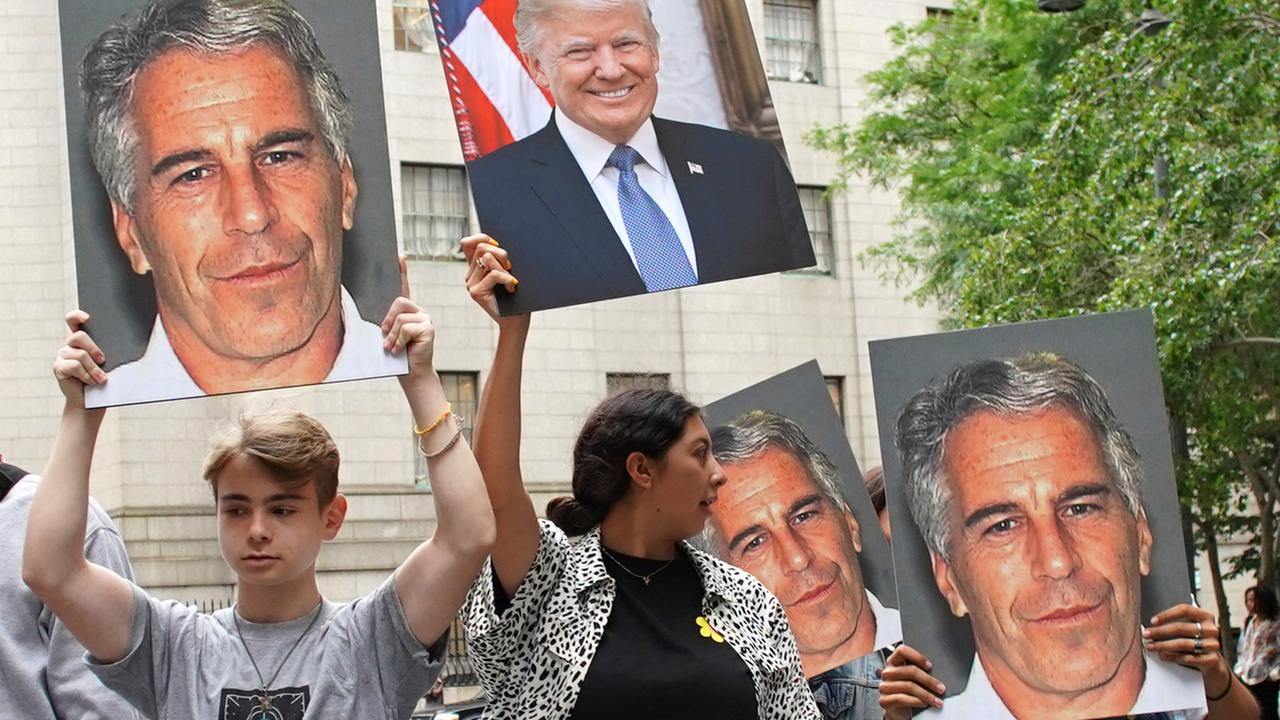 Demonstranten halten am 8. July 2019 Fotoposter von Donald Trump und Jeffrey Epstein hoch – anlässlich des Prozesses gegen Jeffrey Epstein wegen verschiedener Sexualstraftaten verurteilt.