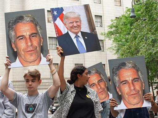Demonstranten halten am 8. July 2019 Fotoposter von Donald Trump und Jeffrey Epstein hoch – anlässlich des Prozesses gegen Jeffrey Epstein wegen verschiedener Sexualstraftaten verurteilt.