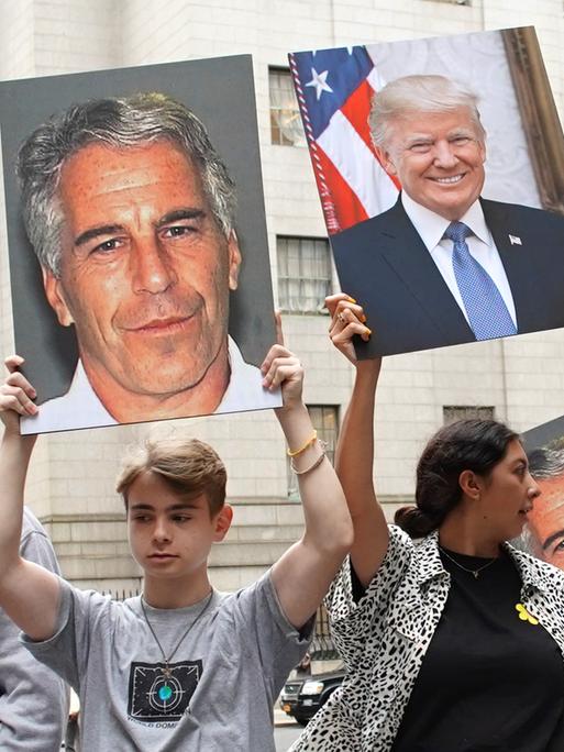Demonstranten halten am 8. July 2019 Fotoposter von Donald Trump und Jeffrey Epstein hoch – anlässlich des Prozesses gegen Jeffrey Epstein wegen verschiedener Sexualstraftaten verurteilt.