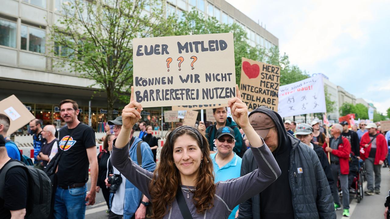 „Euer Mitleid? Können wir nicht barrierefrei nutzen“ steht auf einem Plakat, das eine Person auf der Demonstration „Gemeinsam für mehr Inklusion“ hält.