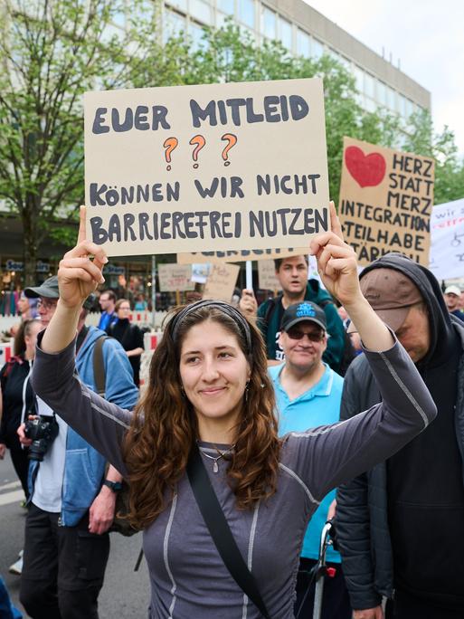 „Euer Mitleid? Können wir nicht barrierefrei nutzen“ steht auf einem Plakat, das eine Person auf der Demonstration „Gemeinsam für mehr Inklusion“ hält.
