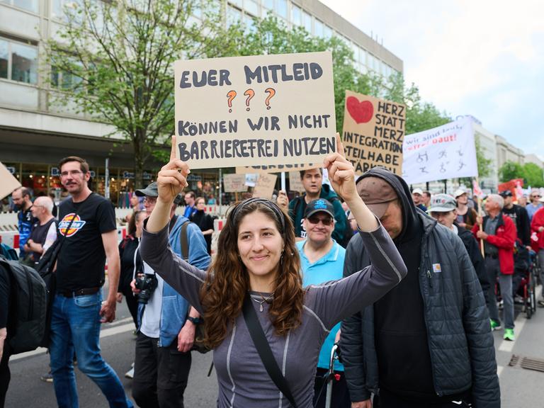 „Euer Mitleid? Können wir nicht barrierefrei nutzen“ steht auf einem Plakat, das eine Person auf der Demonstration „Gemeinsam für mehr Inklusion“ hält.