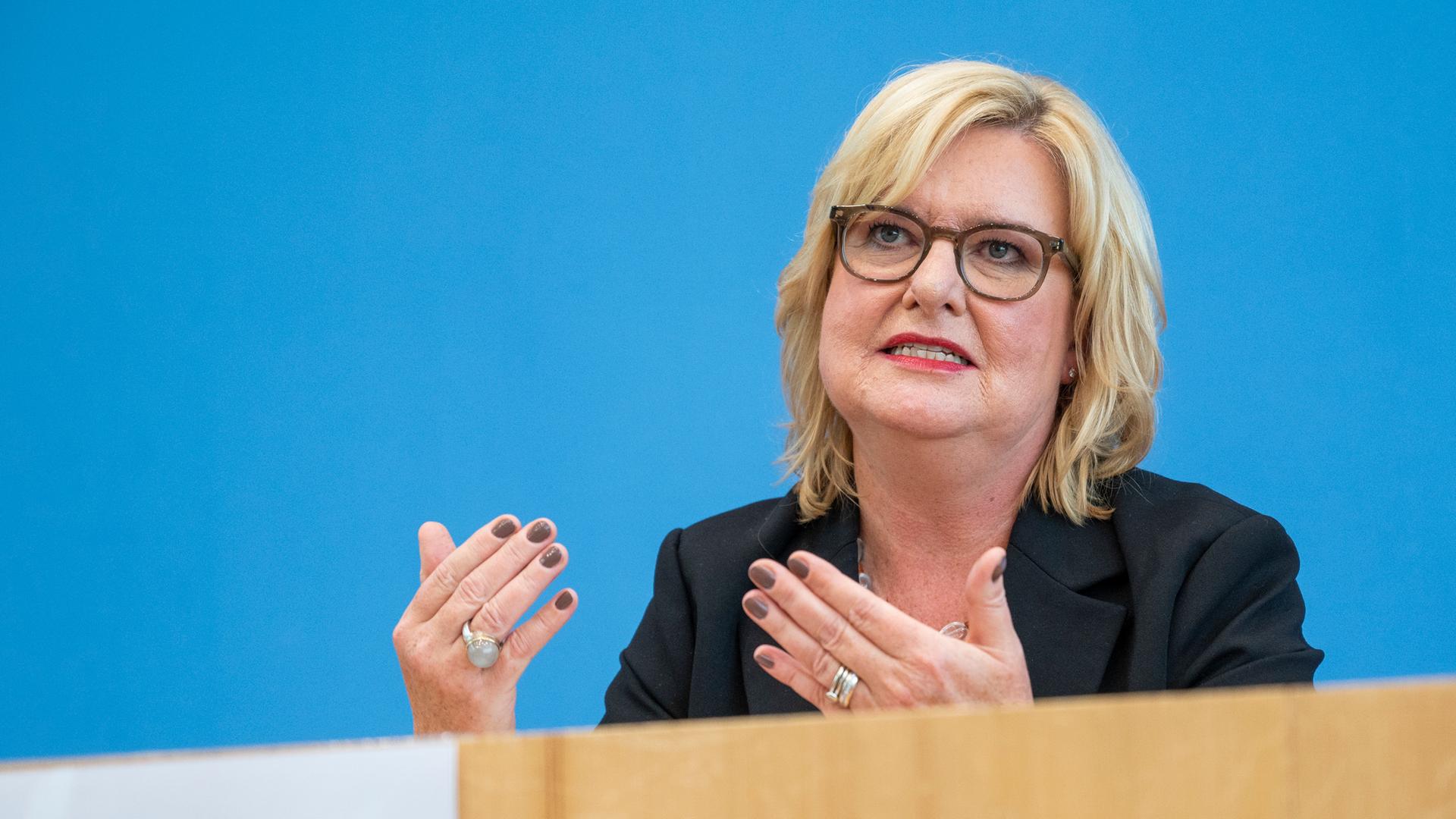 Eva Högl (SPD), Wehrbeauftragte des Bundestages, gestikuliert.