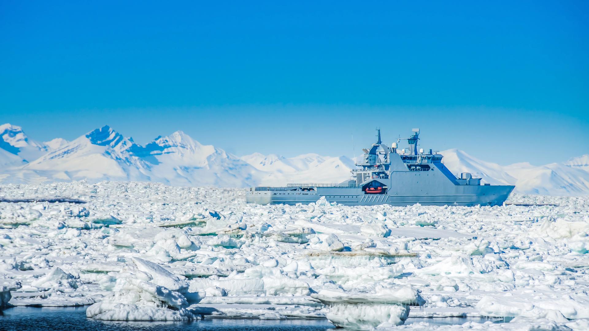 Eisbrecher, umgeben von Eisbergen im Hafen von Longyearbyen, Spitzbergen (Norwegen) Eisbrecher, umgeben von Eisbergen im Hafen von Longyearbyen, Spitzbergen (Norwegen)