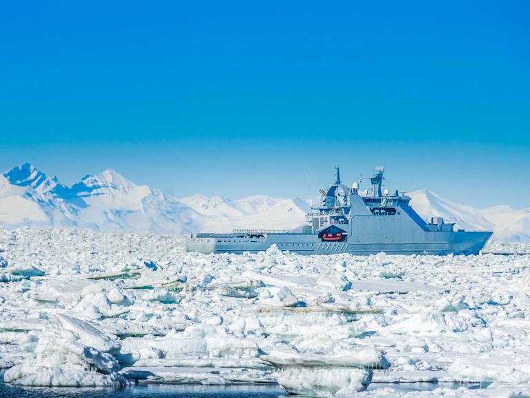 Eisbrecher, umgeben von Eisbergen im Hafen von Longyearbyen, Spitzbergen (Norwegen) Eisbrecher, umgeben von Eisbergen im Hafen von Longyearbyen, Spitzbergen (Norwegen)