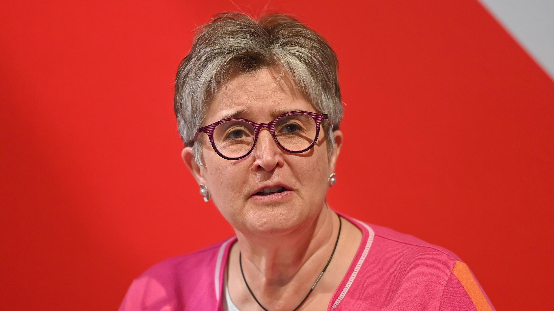 Die grauhaarige Noichl mit Brille steht vor einer roten Wand und schaut in die Kamera. Das Bild zeigt nur ihren Kopf und den oberen Teil ihres Oberkörpers. Die grauhaarige Noichl mit Brille steht vor einer roten Wand und schaut in die Kamera. Das Bild zeigt nur ihren Kopf und den oberen Teil ihres Oberkörpers.