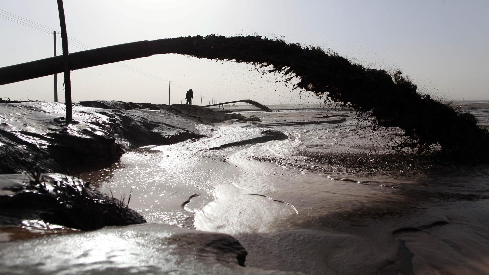 Schwarz-Weiß-Foto von den Auswirkungen auf die Natur beim Abbau von Seltenen Erden im chinesischen Baotou, Innere Mongolei. 