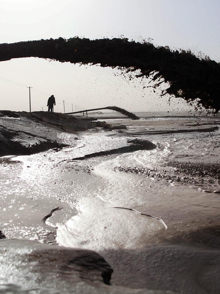 Schwarz-Weiß-Foto von den Auswirkungen auf die Natur beim Abbau von Seltenen Erden im chinesischen Baotou, Innere Mongolei. 