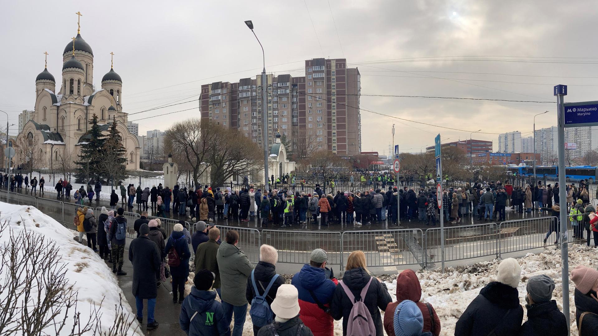 Russland - Massive Polizeipräsenz vor Trauerfeier für Nawalny - hunderte Menschen versammeln sich trotzdem