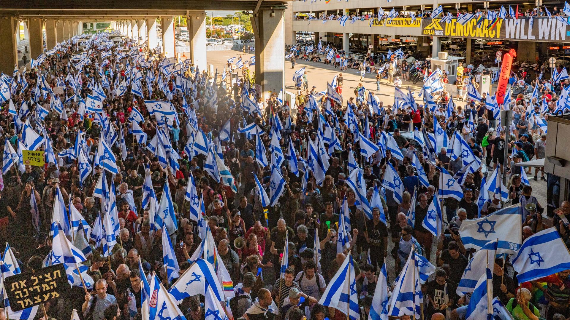 Gegen die Justizreform: Protestierende am 11. Juli 2023 auf dem Gelände des Ben Gurion Flughafens in Tel Aviv