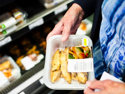 Ein Fertiggericht, in Plastik verpacktes Single-Essen.