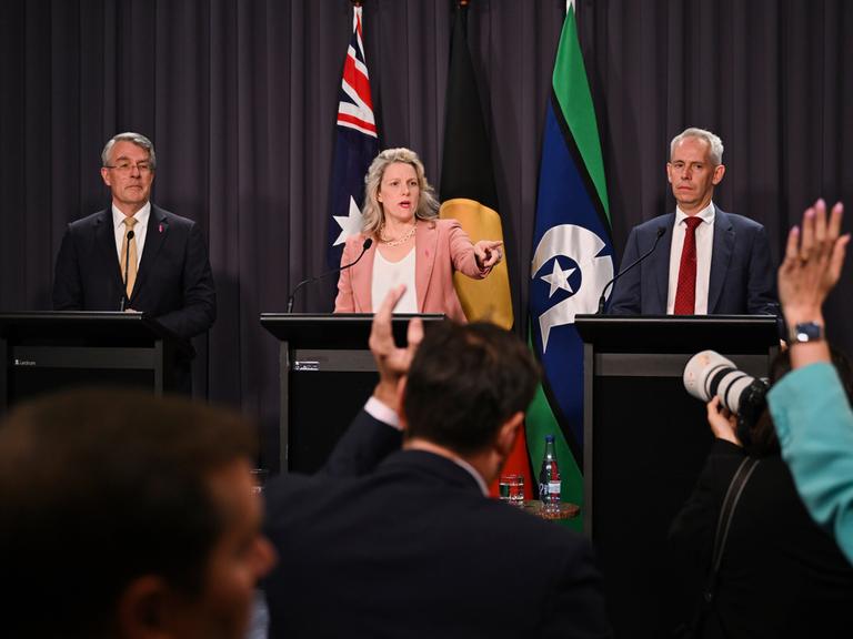 Australische Regierungsvertreter bei einer Pressekonferenz im Dezember 2023 in Canberra