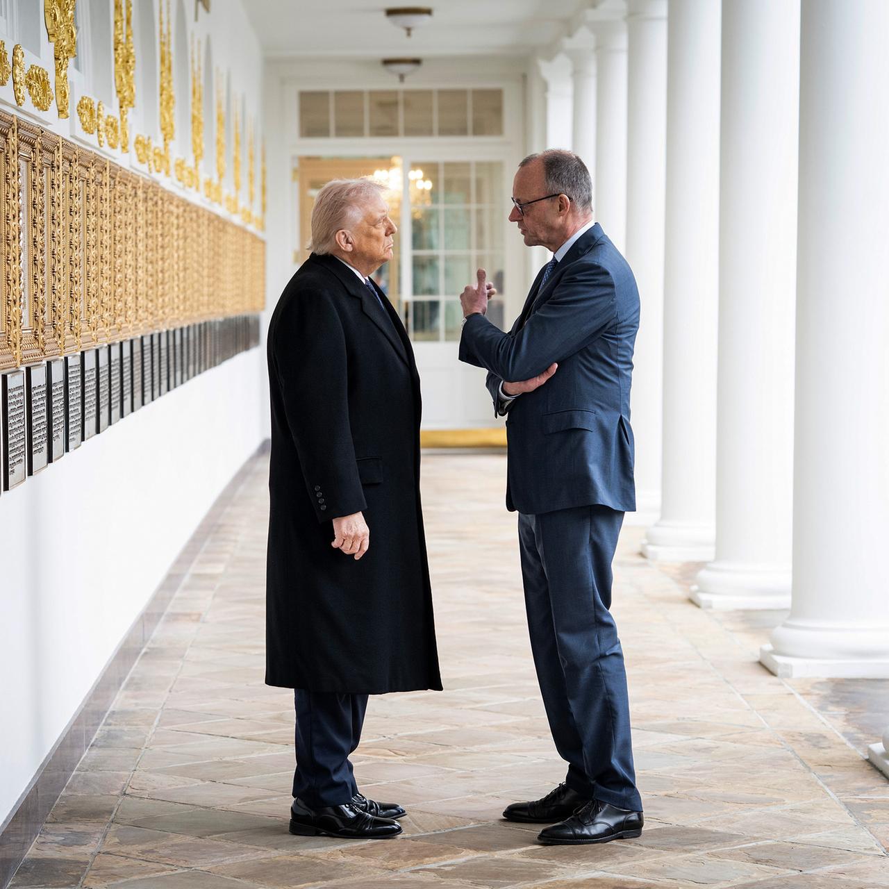 US-Präsident Donald Trump und Bundeskanzler Friedrich Merz unterhalten sich bei ihrem Treffen in Washington. 
