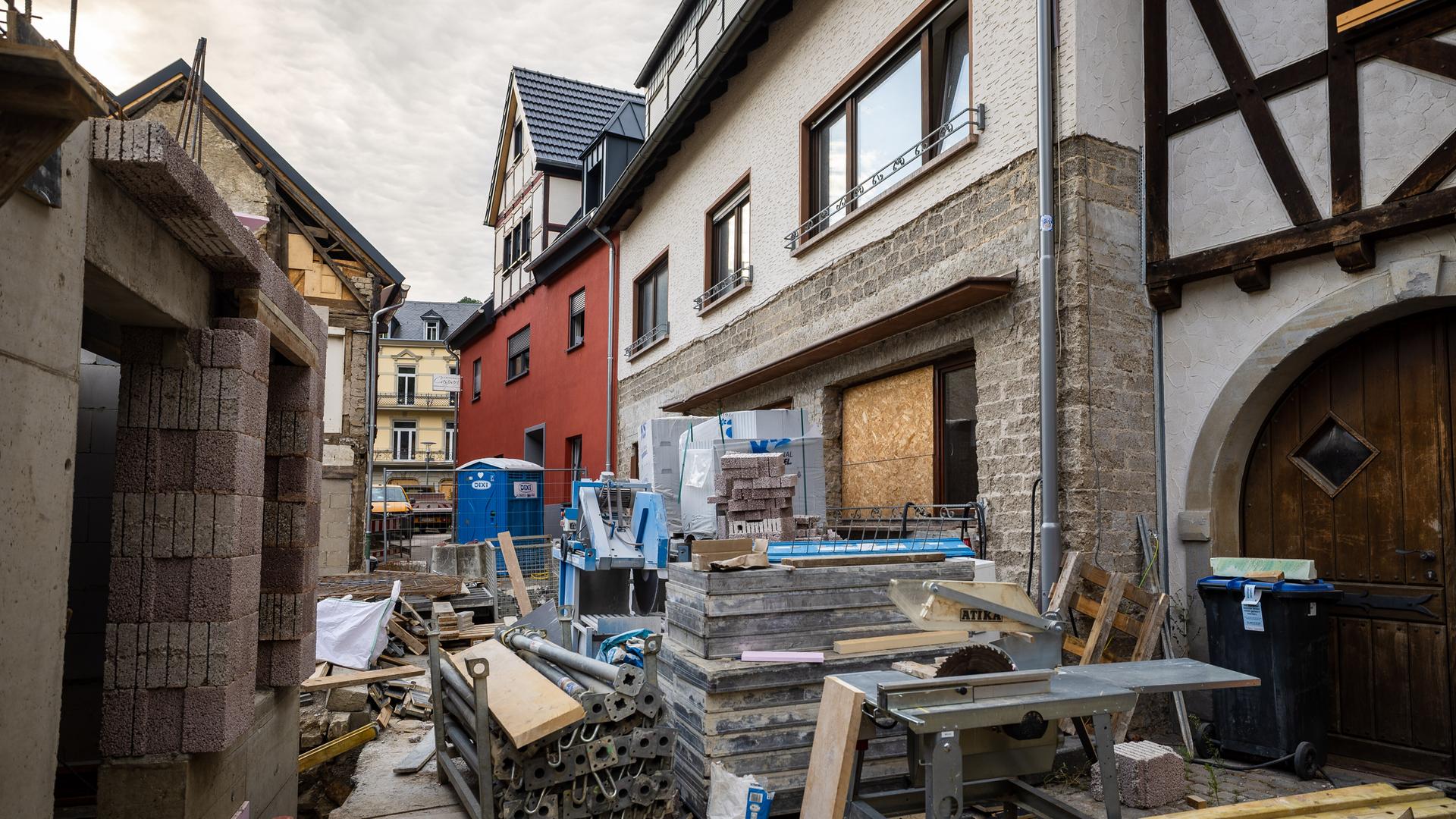 Vier Jahre nach der Flut sind viele Hotels eine Bautstelle, im Hintergrund das wiederaufgebaute Gästehaus Caspari in Altenahr.