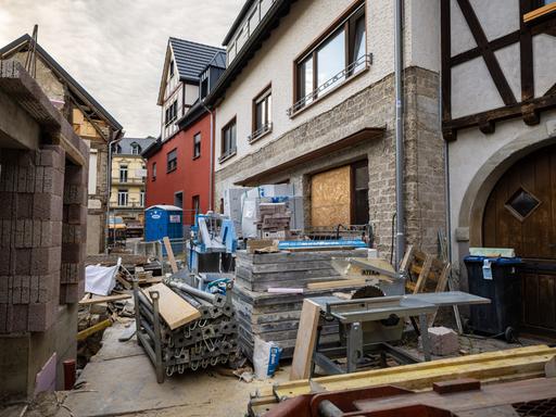 Vier Jahre nach der Flut sind viele Hotels eine Bautstelle, im Hintergrund das wiederaufgebaute Gästehaus Caspari in Altenahr.