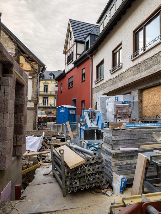 Vier Jahre nach der Flut sind viele Hotels eine Bautstelle, im Hintergrund das wiederaufgebaute Gästehaus Caspari in Altenahr.