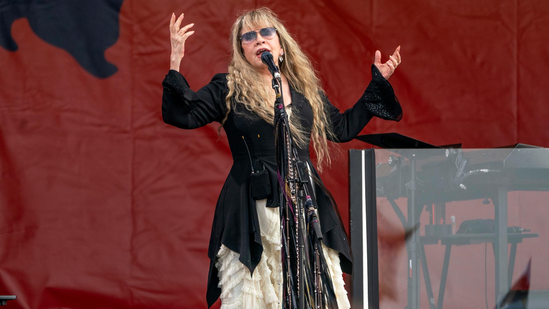 Die US-Sändering Stevie Nicks singend bei einem Konzertauftritt