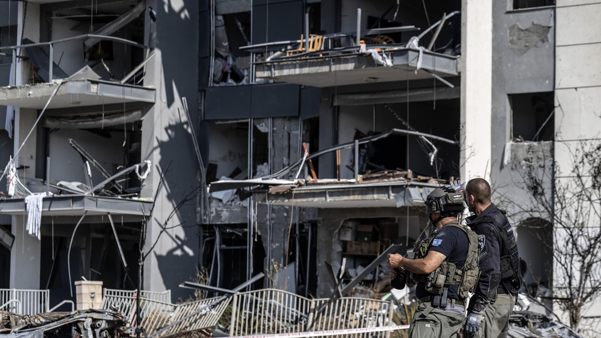 Ein völlig zerstörtes Wohnhaus in Beerscheba, zwei Soldaten stehen davor. Ein völlig zerstörtes Wohnhaus in Beerscheba, zwei Soldaten stehen davor.