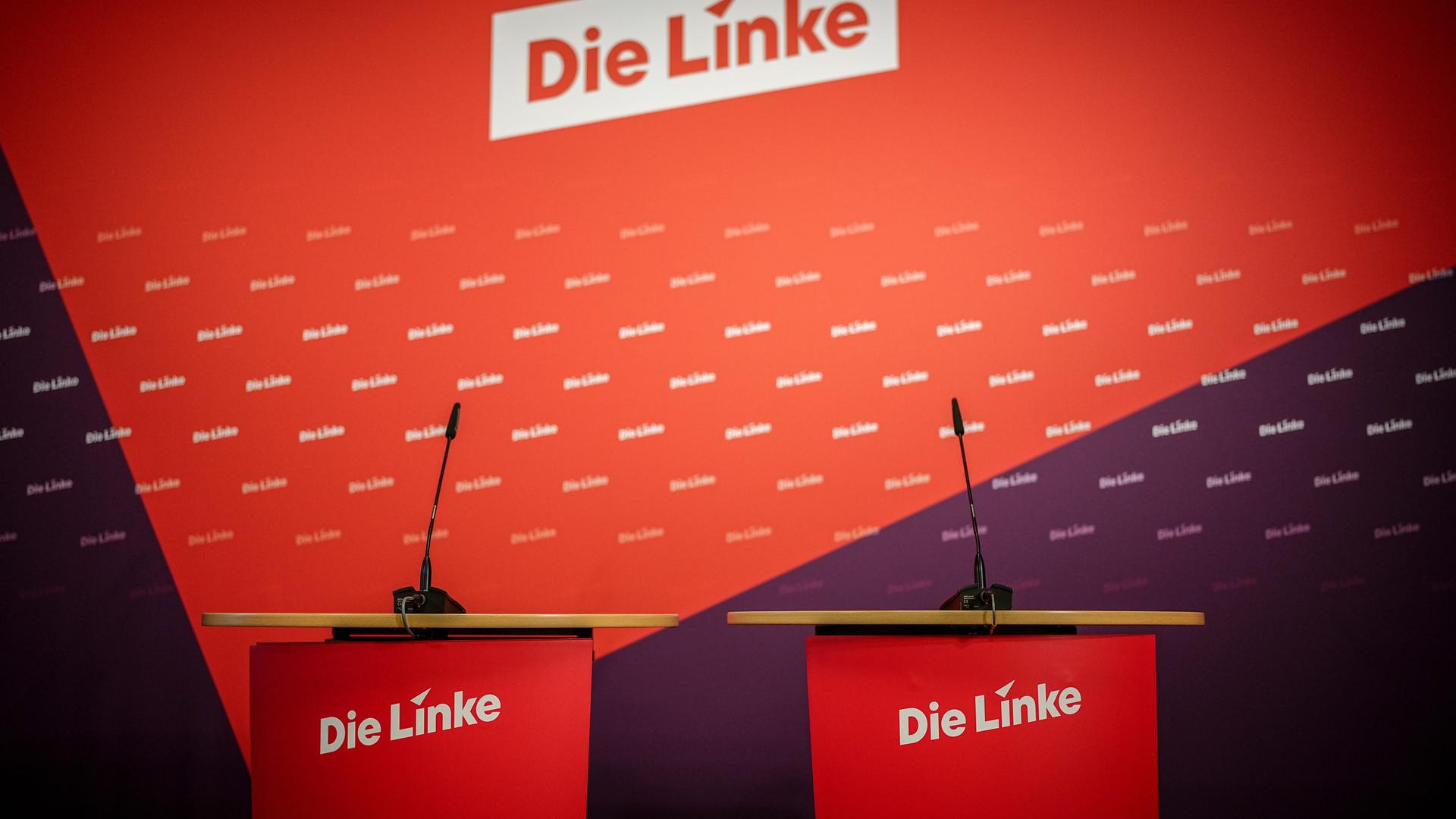 Die Rednerpulte für die Parteivorsitzenden der Partei Die Linke vor der Pressekonferenz nach den Gremiensitzungen.