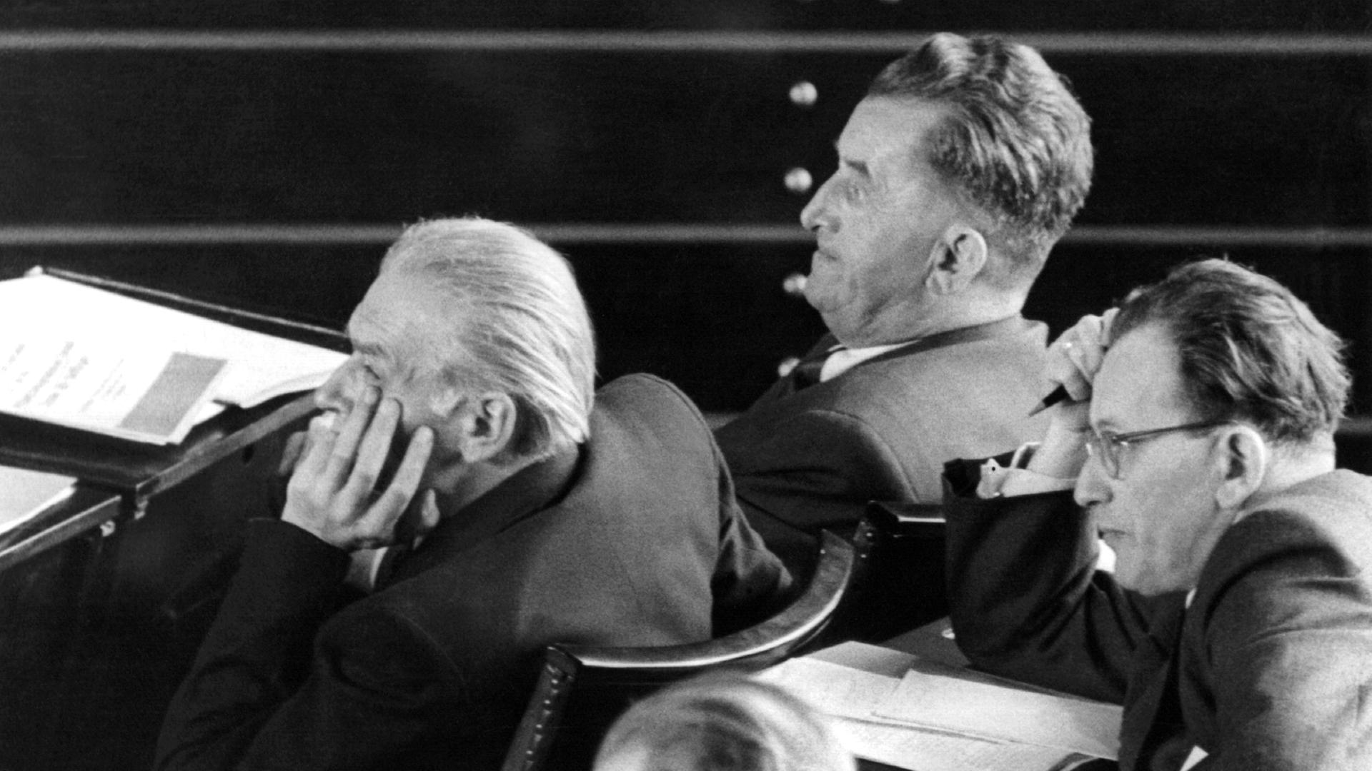 Max Reimann (l-r), Heinz Renner und Walter Fisch, Mitbegründer der KPD (Kommunistische Partei Deutschlands), im März 1953 im Bonner Bundestag. 