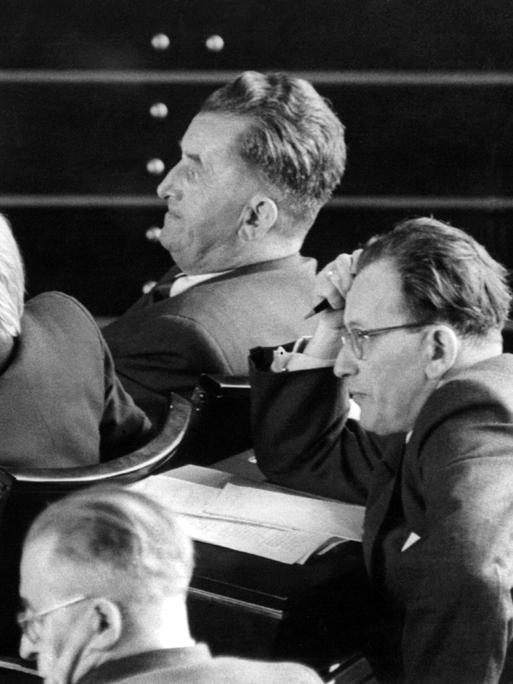 Max Reimann (l-r), Heinz Renner und Walter Fisch, Mitbegründer der KPD (Kommunistische Partei Deutschlands), im März 1953 im Bonner Bundestag. Max Reimann (l-r), Heinz Renner und Walter Fisch, Mitbegründer der KPD (Kommunistische Partei Deutschlands), im März 1953 im Bonner Bundestag.